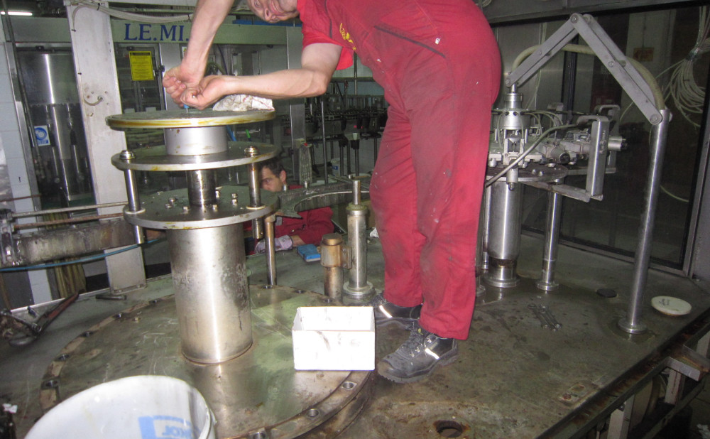 Servis i rekonstrukcija linije za punjenje jakih alkoholnih pića u male bočice