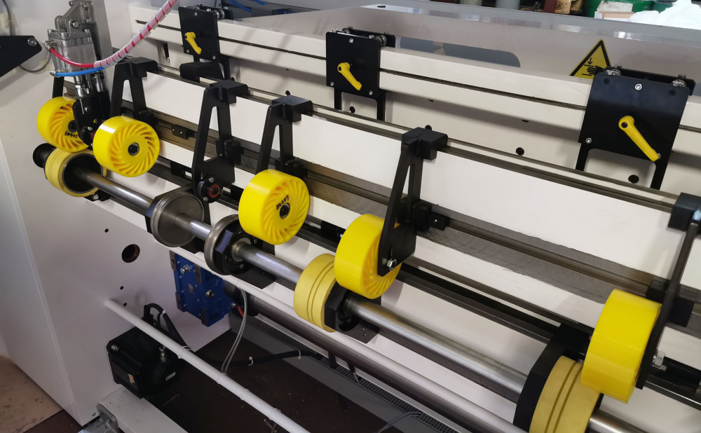 Stroj za proizvodnju kartonskih kutija