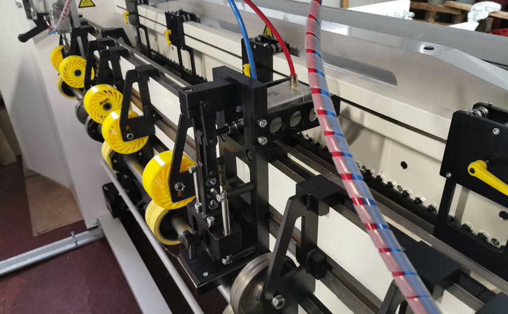 Stroj za proizvodnju kartonskih kutija